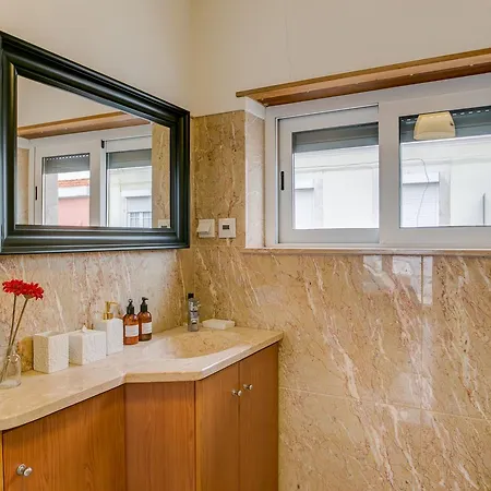 Empire Building By Homing Apartment